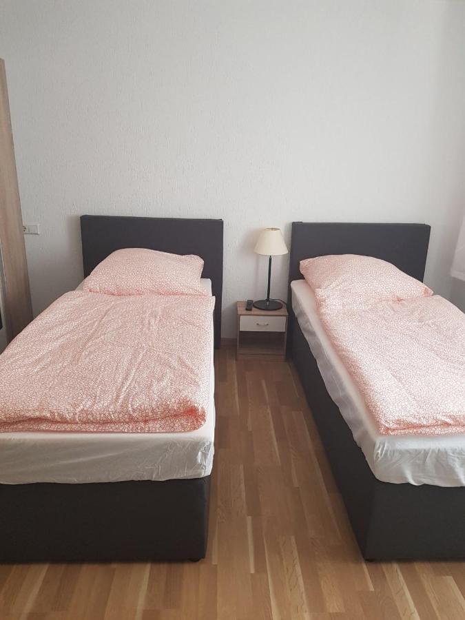 Zweibettzimmer mit Dusche